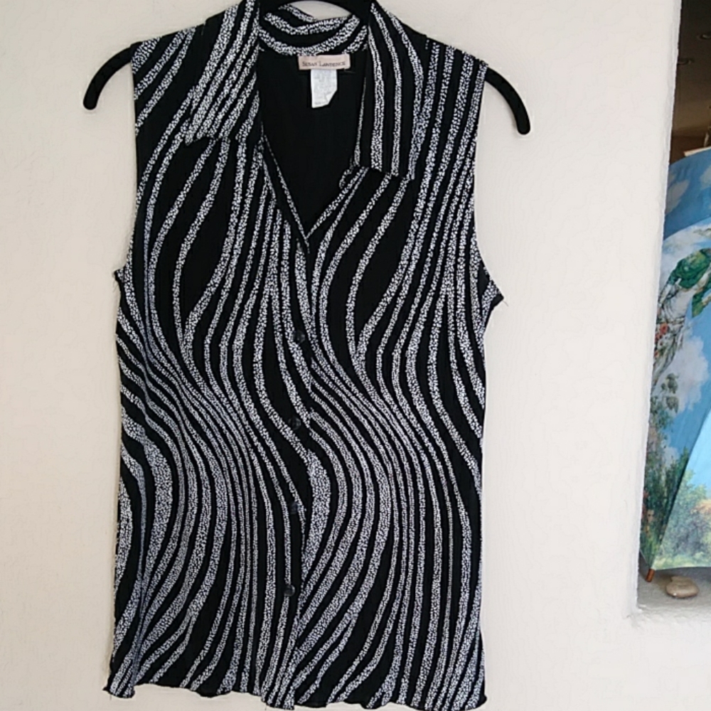 Ladies black and white sleeveless top